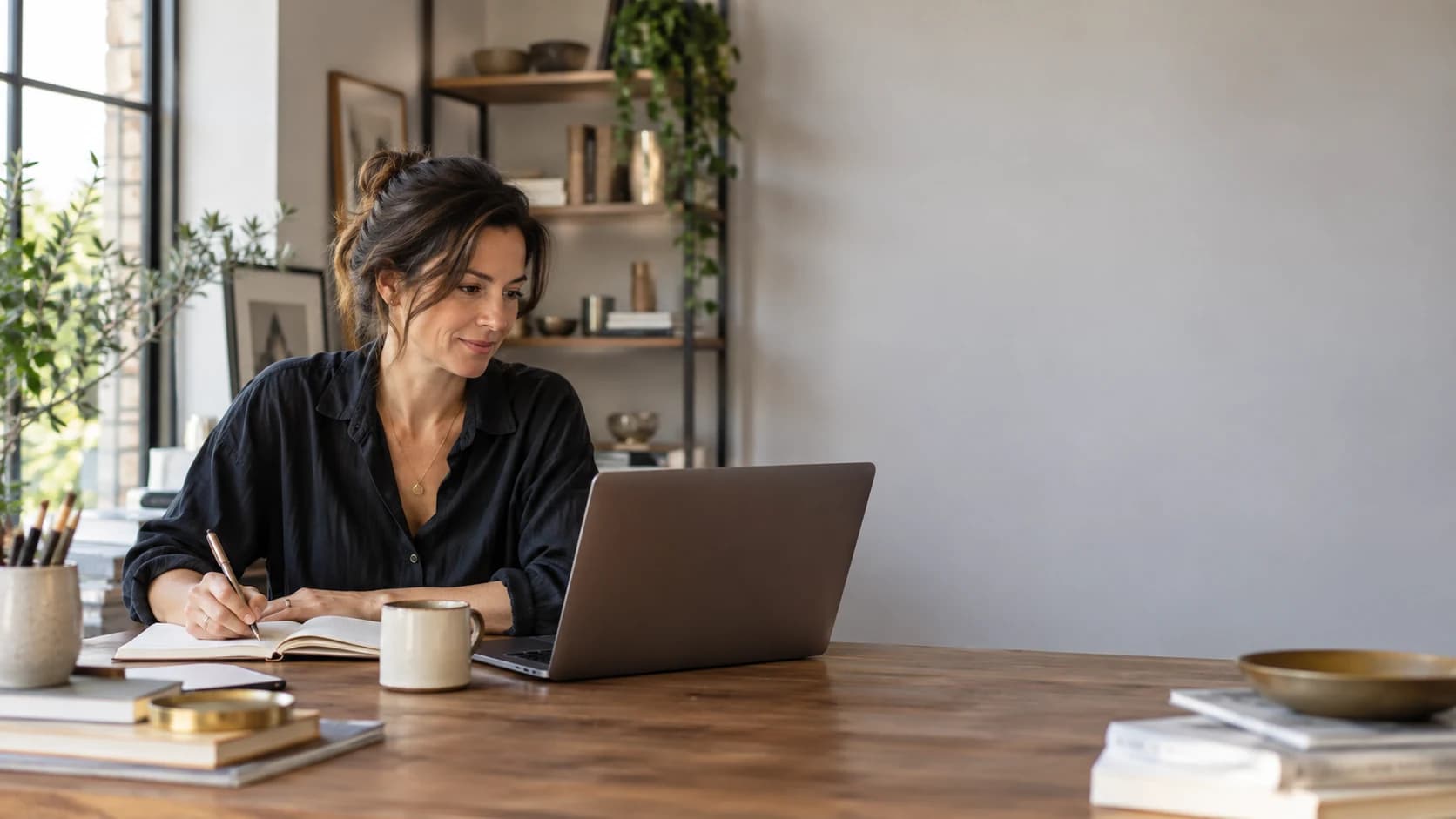 Eine selbstständige Person arbeitet mit praktischem Lernmaterial im Business-Pro-Arbeitsbereich
